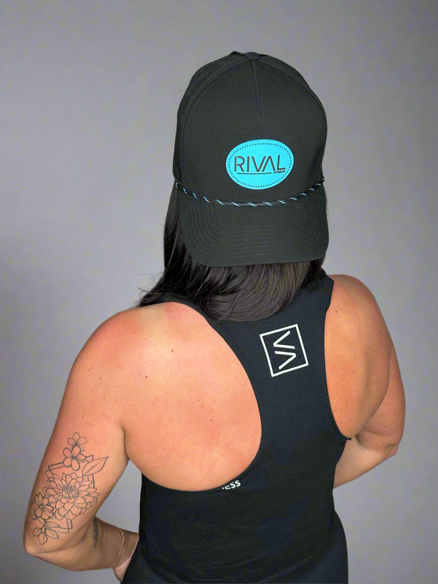 Model wearing Ocean Edge hat.