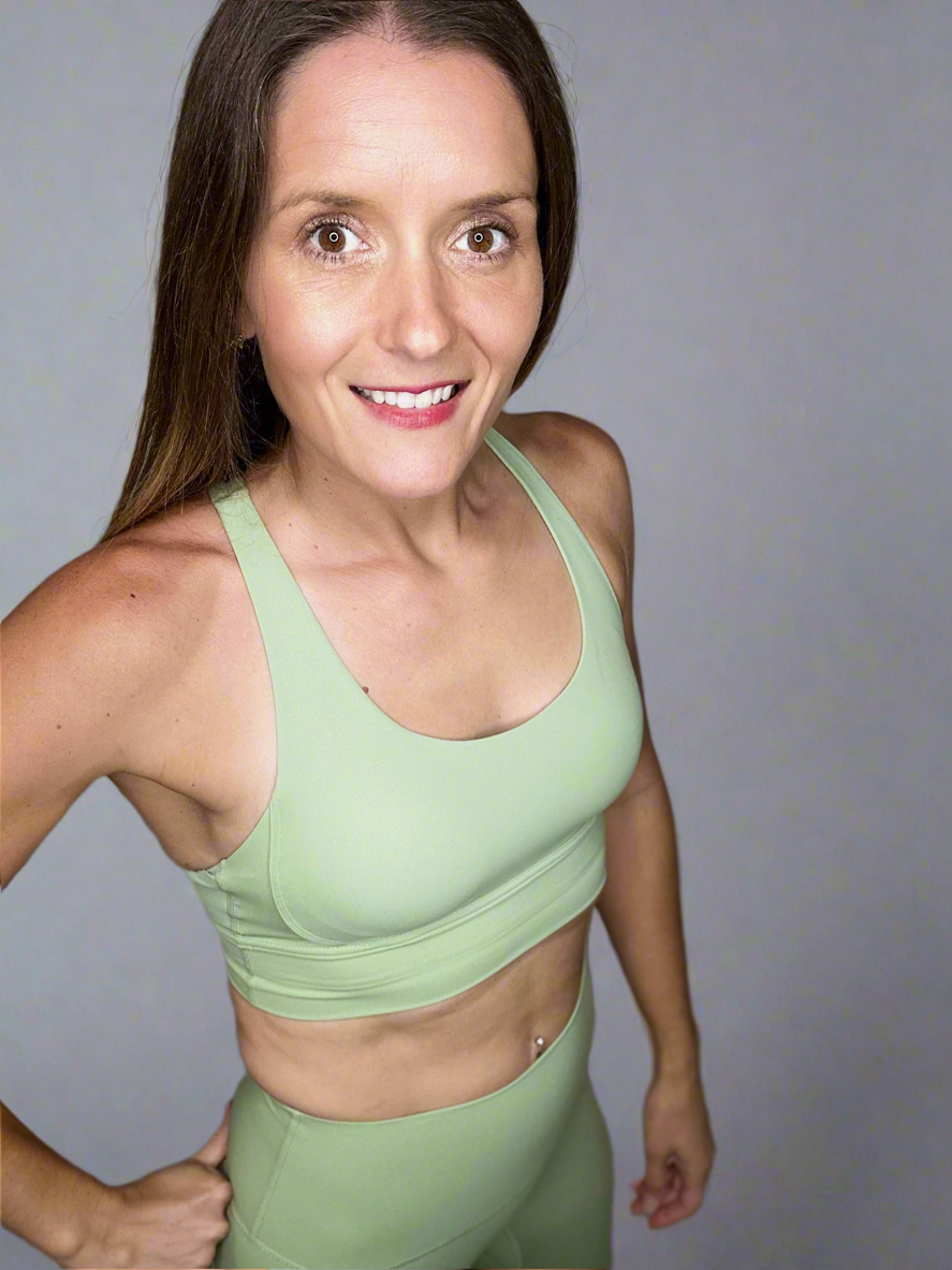 Front of female model wearing Powerflow Axis set in mint.